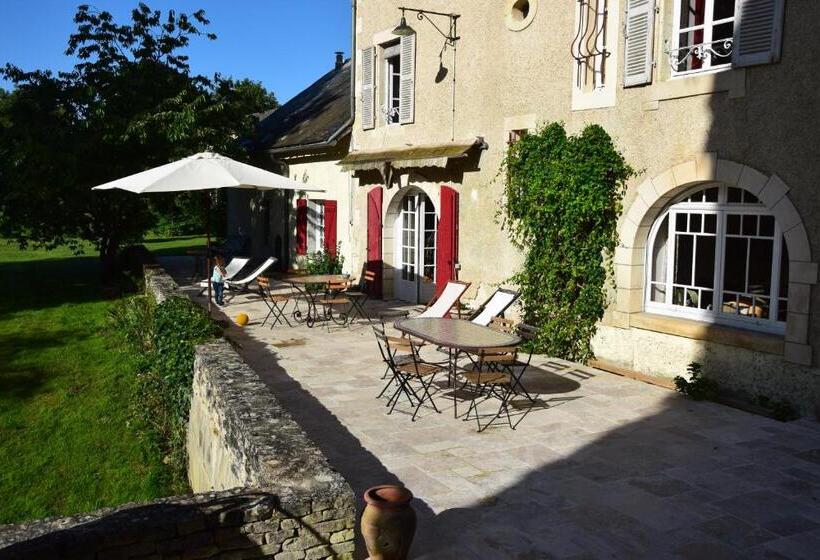 اتاق خانوادگی با چشمانداز باغ, Moulins De Clan