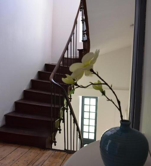 اتاق خانوادگی با چشمانداز باغ, Moulins De Clan