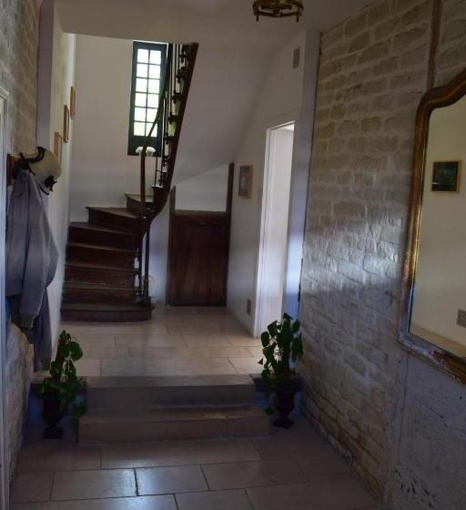 اتاق خانوادگی با چشمانداز باغ, Moulins De Clan