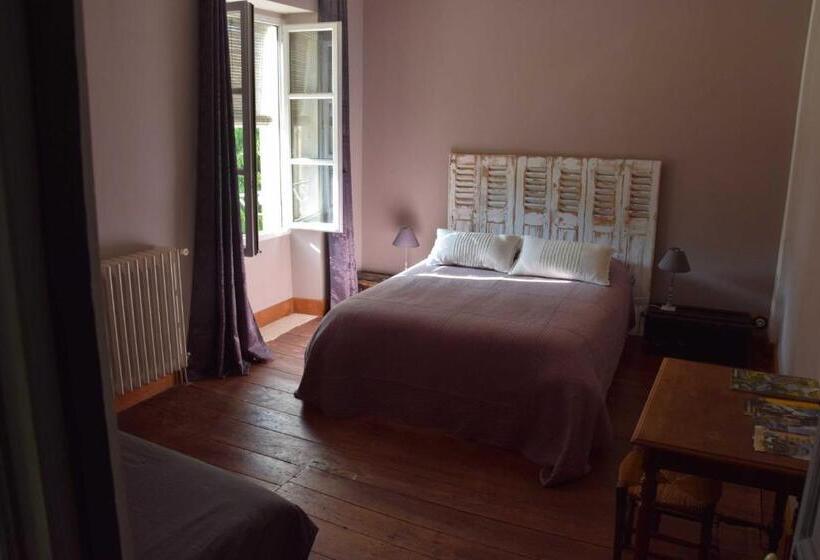 اتاق خانوادگی با چشمانداز باغ, Moulins De Clan