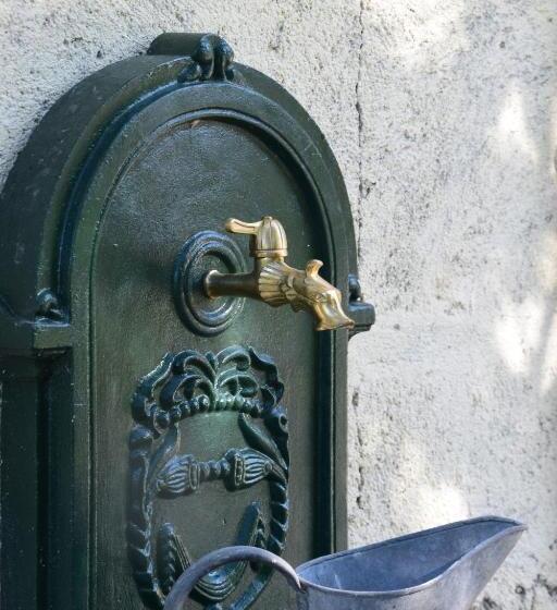 اتاق خانوادگی با چشمانداز باغ, Moulins De Clan