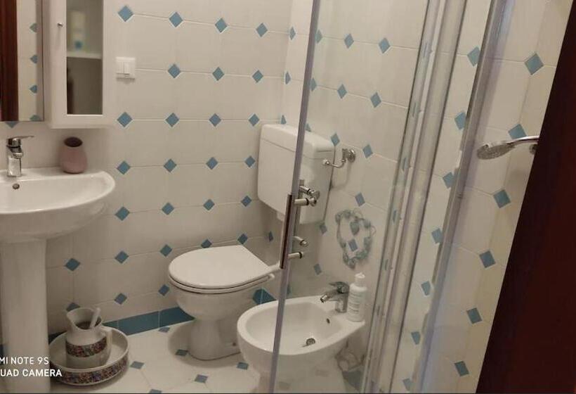 غرفة قياسية, La Gallina Nel Castello Citr Oo9002 Beb Oo11