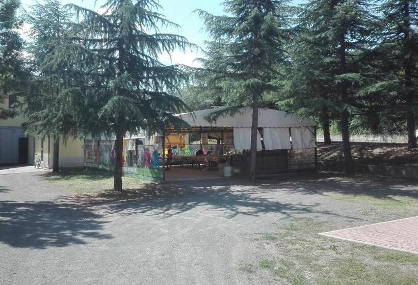 标准三人间, Ostello Di Montefiorino