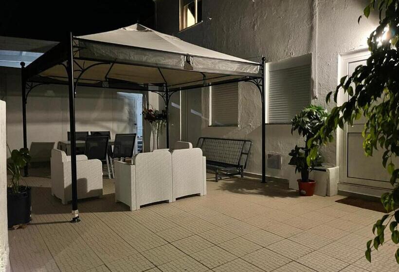 اتاق خانوادگی, Kerart House