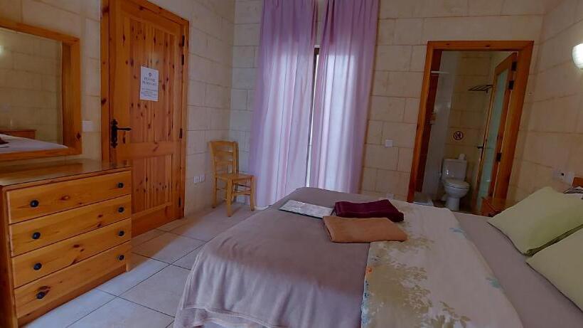 اتاق استاندارد با چشم‌انداز استخر, Business Accommodation By Happy&healthy Gozo