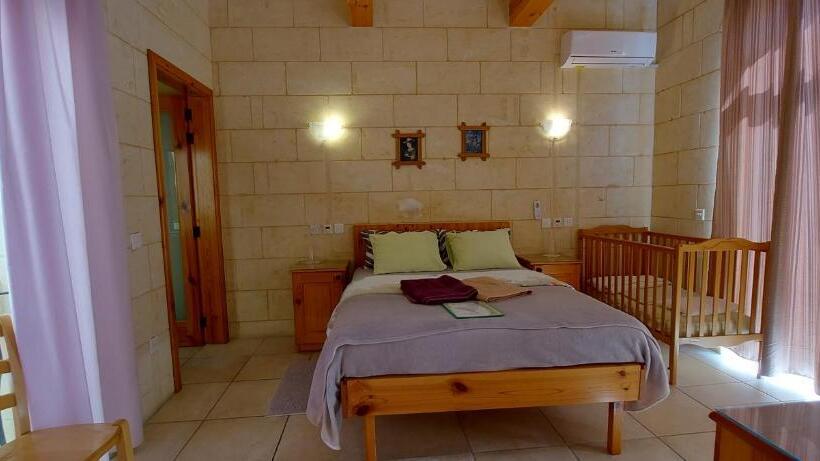 اتاق استاندارد با چشم‌انداز استخر, Business Accommodation By Happy&healthy Gozo