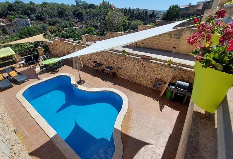 اتاق استاندارد با چشم‌انداز استخر, Business Accommodation By Happy&healthy Gozo