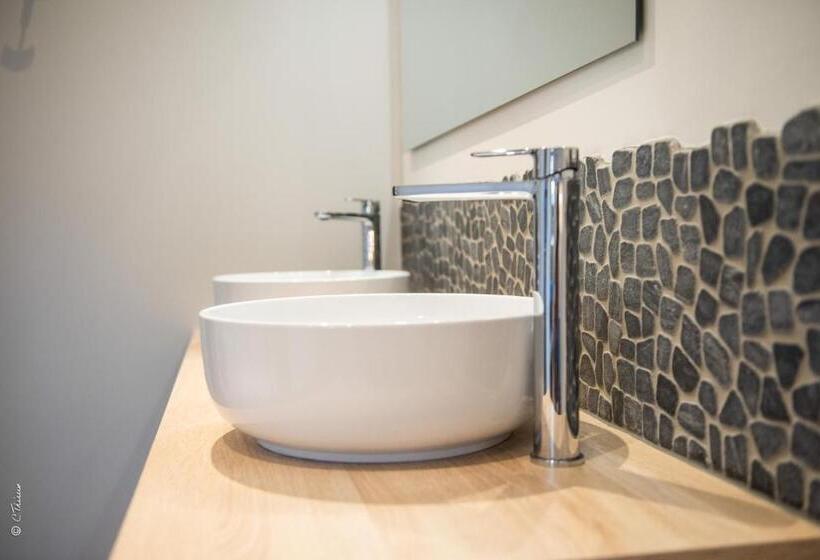 غرفة عائلية, La Doloreanne