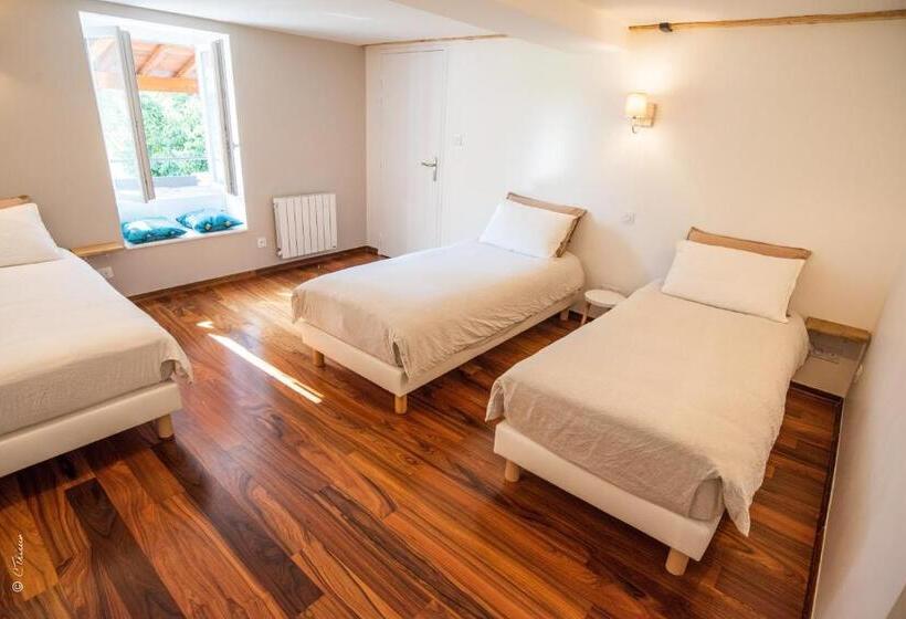 غرفة كلاسيكية ثلاثية, La Doloreanne