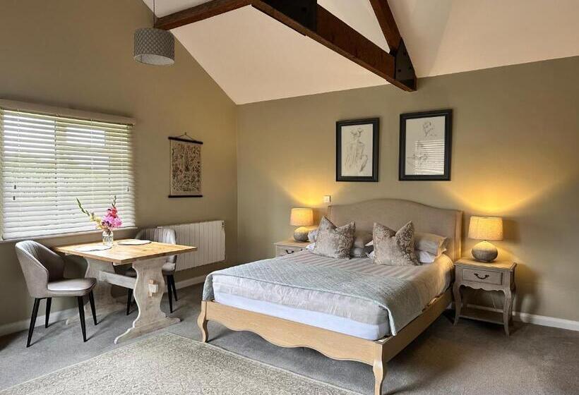 اتاق سوپریور با تخت بزرگ, White House Farm Beautiful Self Contained Courtyard Rooms