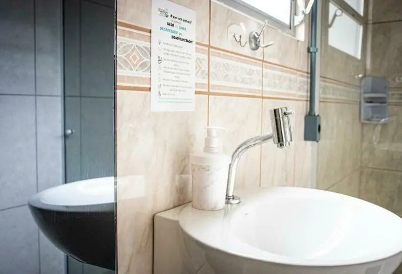 اتاق استاندارد با سرویس بهداشتی مشترک, Esquina 8 Suítes Confort & Hostel