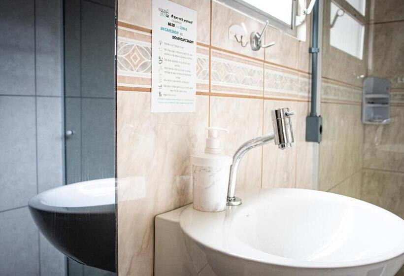 Четырехместный номер эконом класса с общей ванной комнатой, Esquina 8 Suítes Confort & Hostel