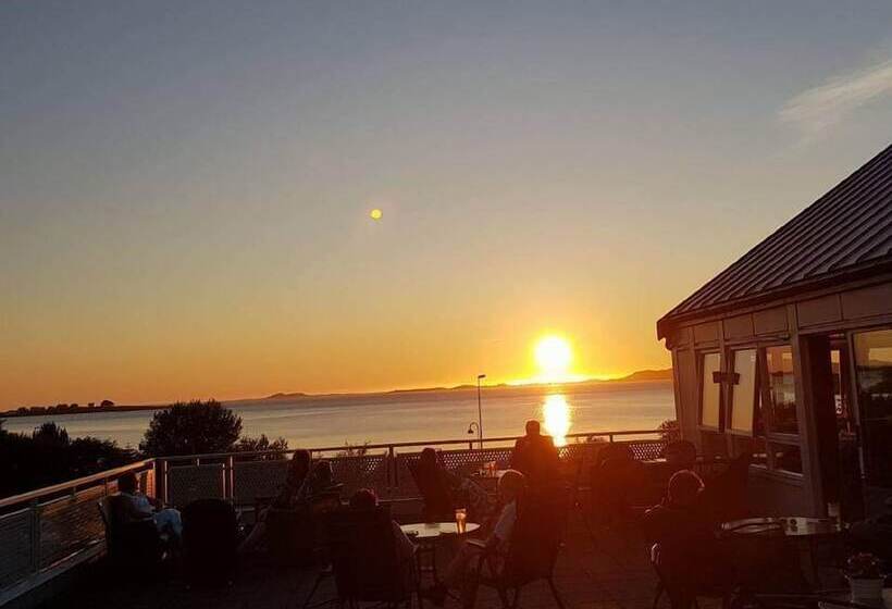 اتاق خانوادگی, Aalesund Airport