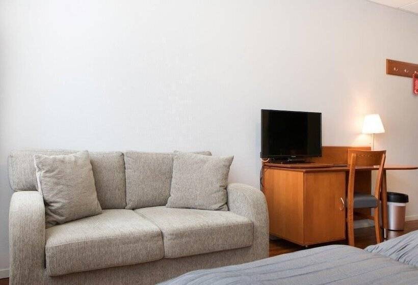 اتاق خانوادگی, Aalesund Airport