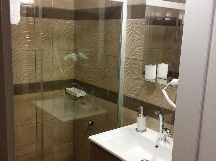 חדר סטנדרט לשלושה, Altinersan