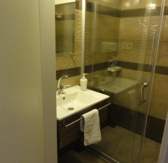 חדר סטנדרט לשלושה, Altinersan