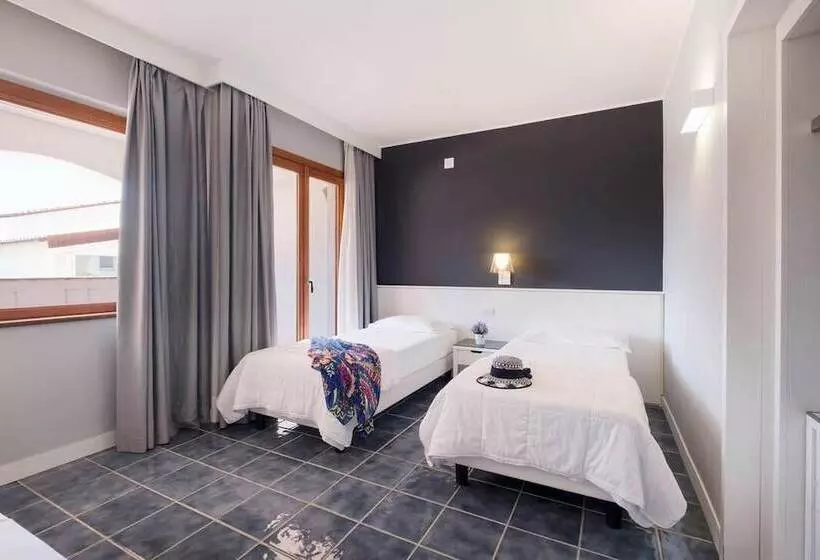 اتاق استاندارد سه تخته با چشم‌انداز استخر, Borgo Di Fiuzzi Resort & Spa