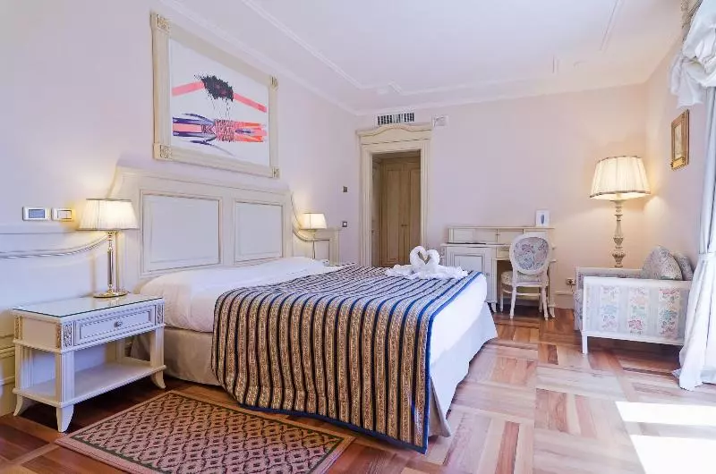 اتاق لوکس, De Paris Sanremo