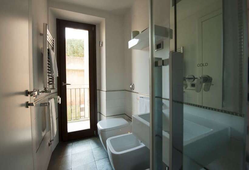 חדר סטנדרט, De Rome