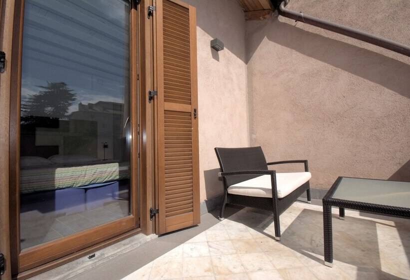 חדר סטנדרט לשלושה, De Rome