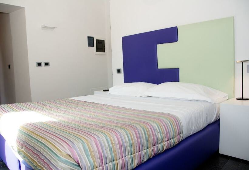 חדר סטנדרט לשלושה, De Rome