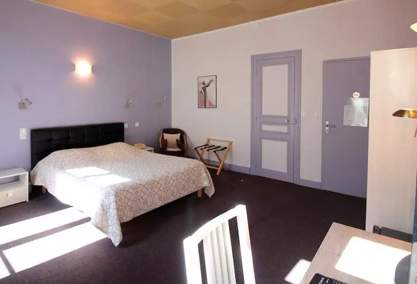 اتاق راحتی, Hôtel Adour