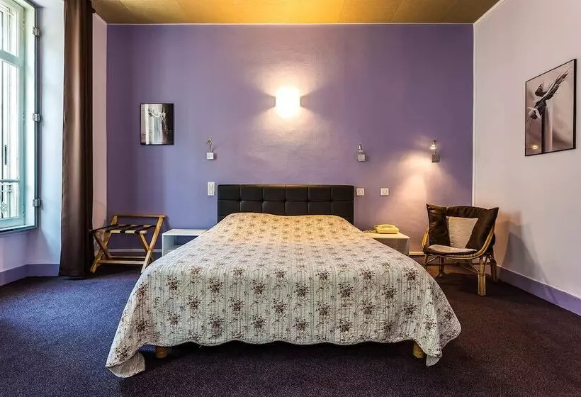اتاق راحتی, Hôtel Adour
