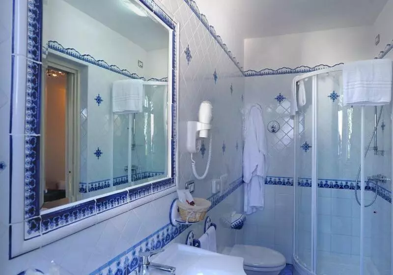اتاق لوکس با چشم‌انداز دریا, Villa Maria Pia