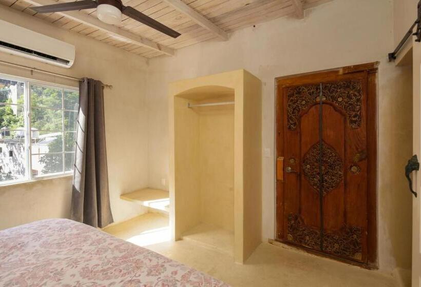 Studio Deluxe, My Sisters House   Female Only