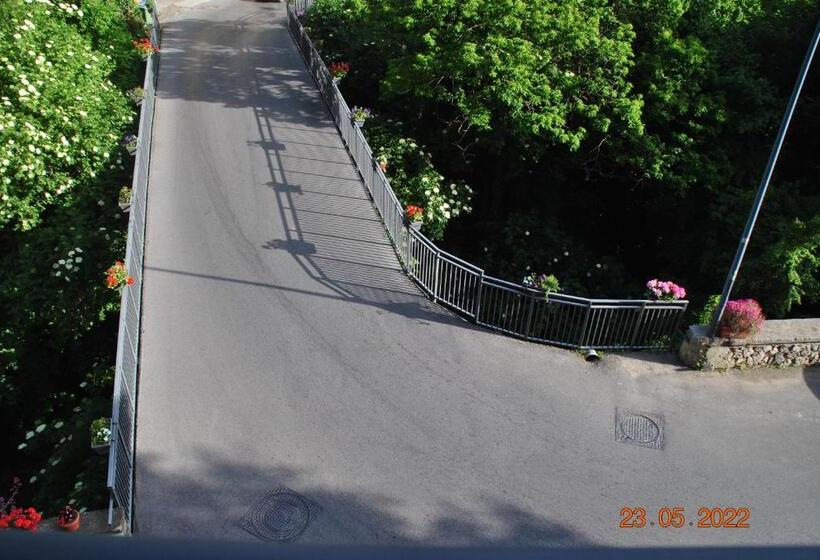 غرفة إقتصادية, B&b 40 Steps