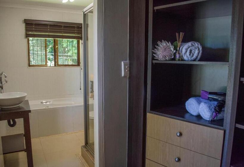 スタンダードルーム, Churchill House