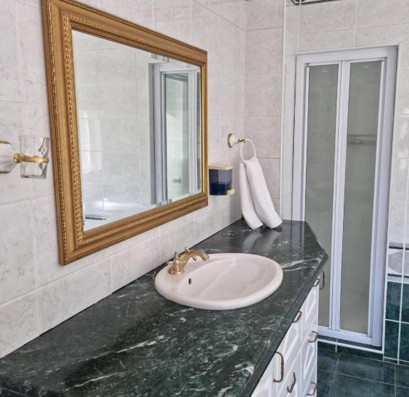 バルコニー付スイート, Churchill House