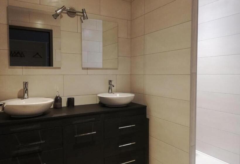 Suite with lake view, L Esca Lac