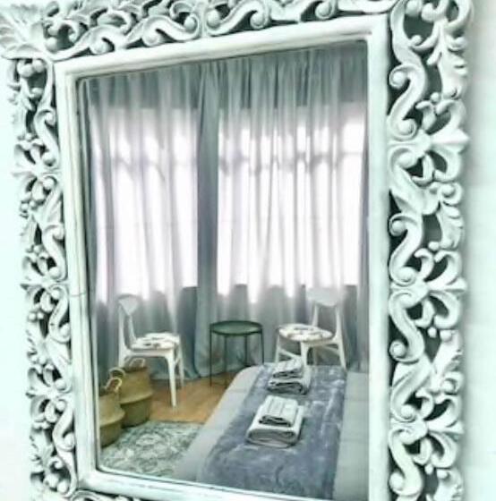 اتاق لوکس, Unique Studios Phaneromenis 41 Down Town Nicosia