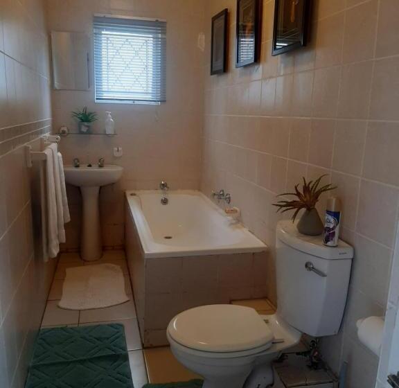 بانگلوی استاندارد, Bougainvillea Bnb