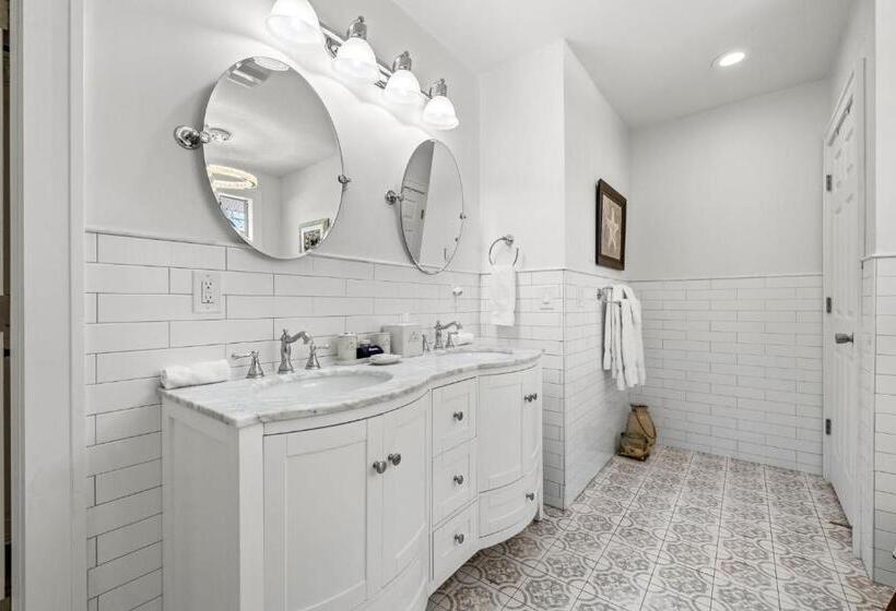 스위트 킹사이즈 침대, The Kenwood Gables