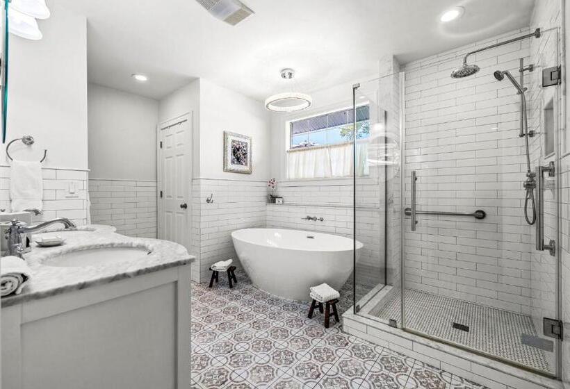 스위트 킹사이즈 침대, The Kenwood Gables