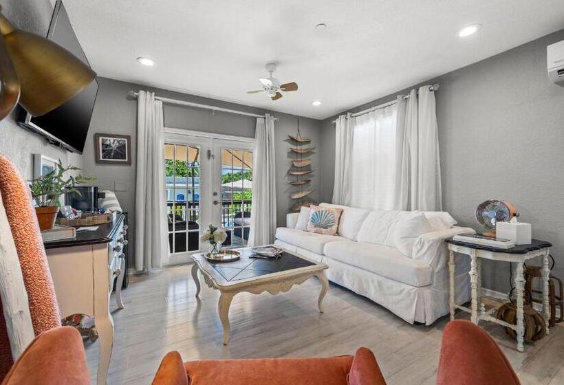 스위트 킹사이즈 침대, The Kenwood Gables