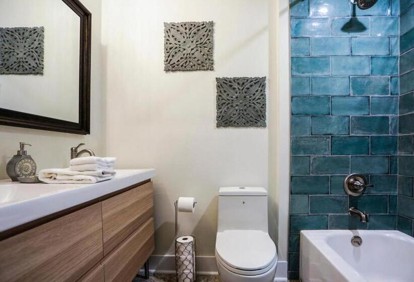 스위트 킹사이즈 침대, The Kenwood Gables