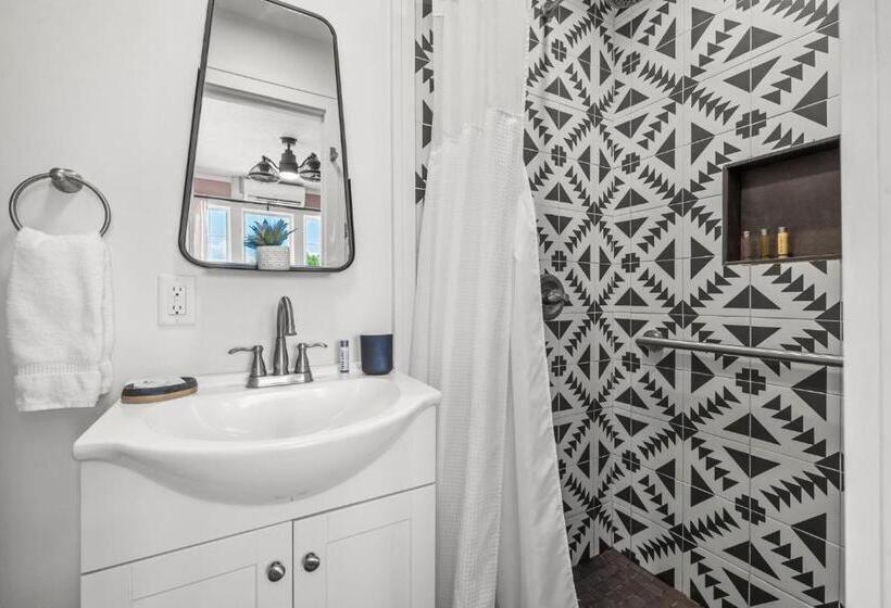 스탠다드 룸 킹사이즈 침대, The Kenwood Gables