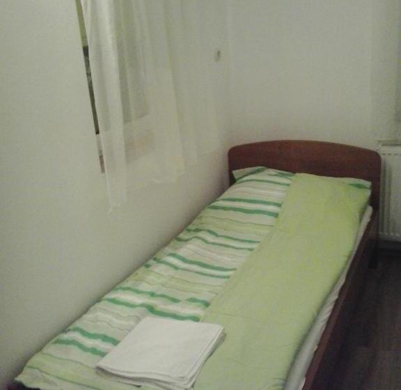 غرفة قياسية, Katica Vendégház