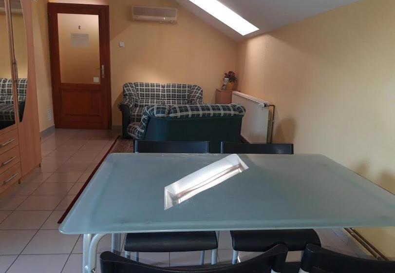 غرفة قياسية رباعية, Katica Vendégház