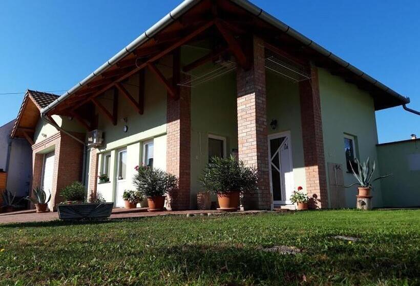 غرفة قياسية رباعية, Katica Vendégház