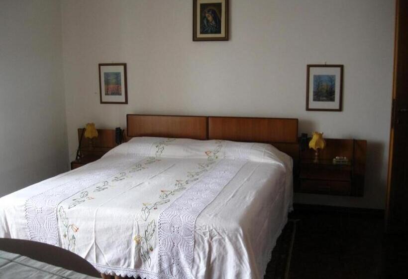 Стандартный внешний трехместный номер с ванной комнатой, La Casa Dei Pini