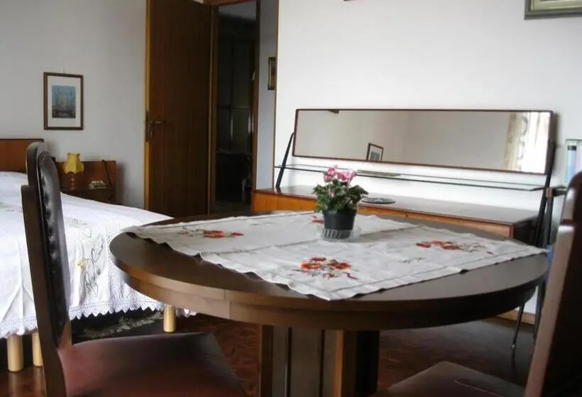 Standardi kolmen hengen huone ulkopuolinen kylpyhuone, La Casa Dei Pini