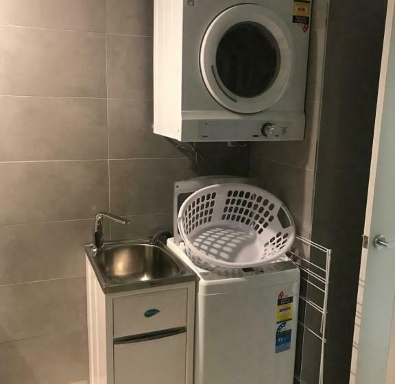 דירת חדר, Risdon Brook