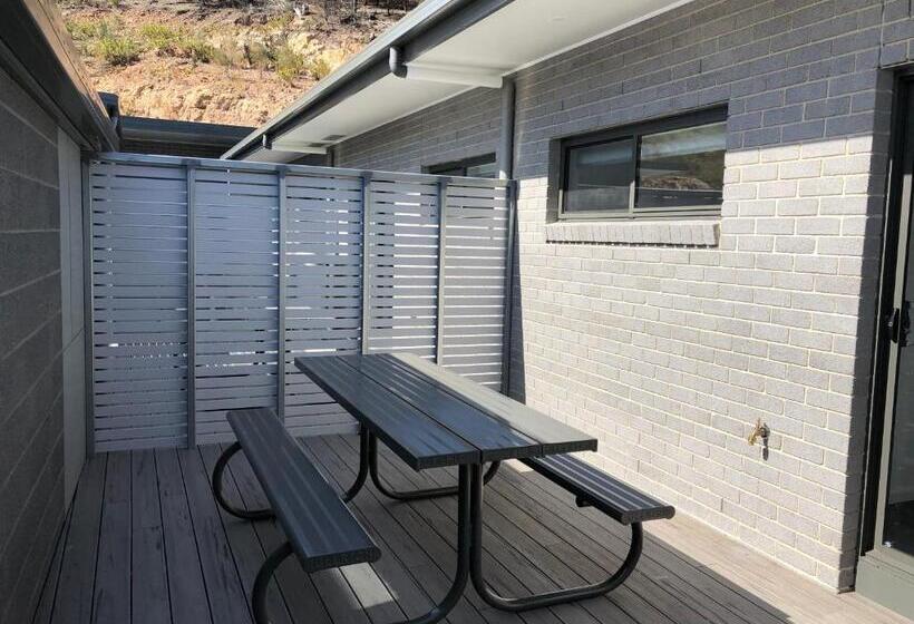 דירת חדר, Risdon Brook