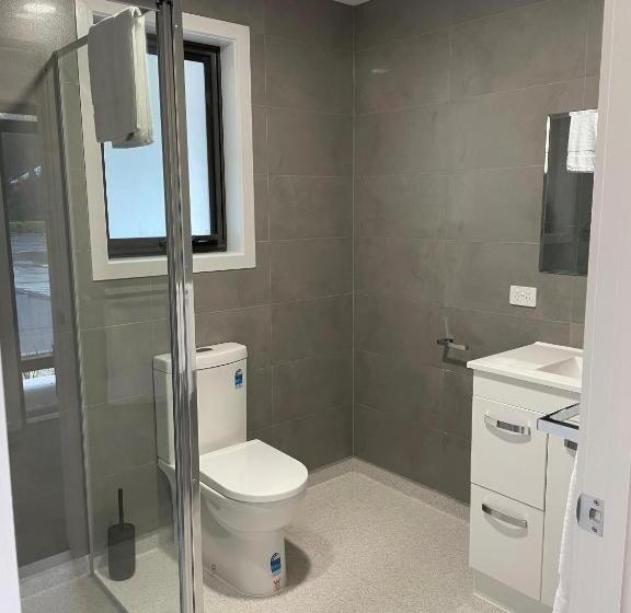 דירת חדר, Risdon Brook