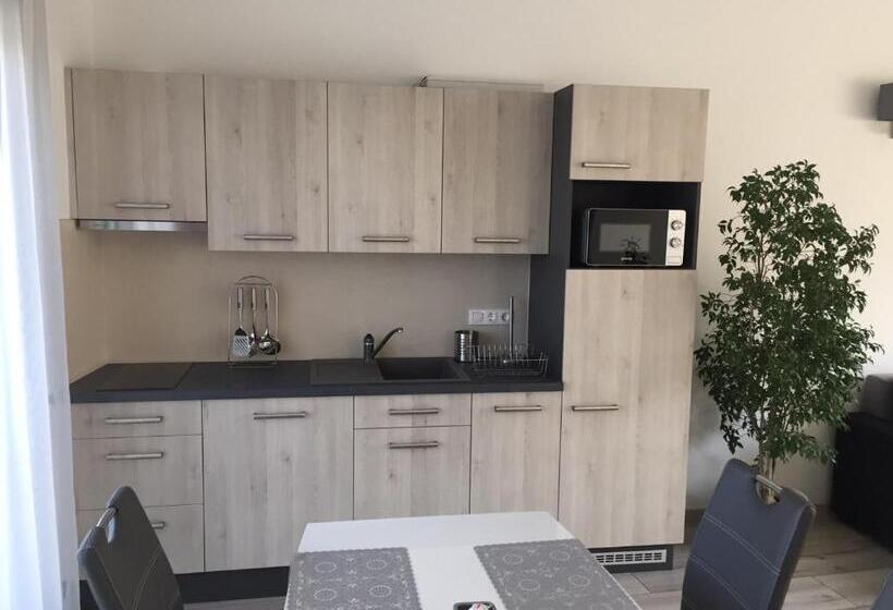 2 Bedroom Apartment, Jókai Apartman