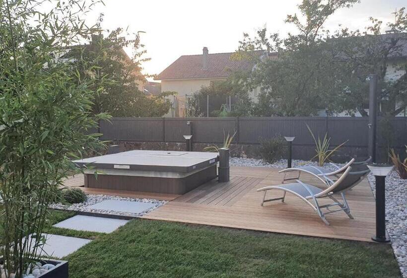 Standard room with outdoor bath, La Porte Des Alpes Chambres D Hôtes